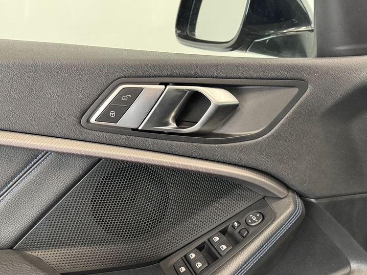 BMW Serie 1 18D foto 18